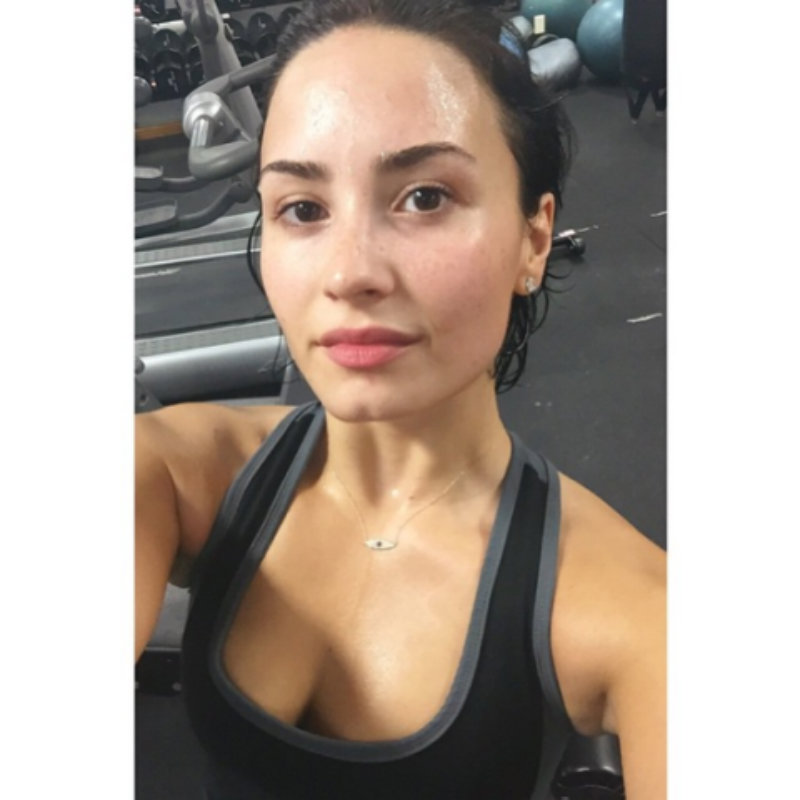 Demi se limpia el rostro por la mañana y la noche. Además, practica ejercicio a diario. Así consigue una piel radiante. 