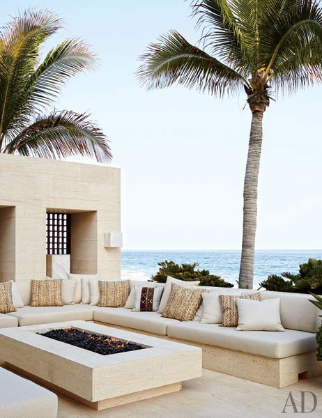 El living exterior está hecho de piedra caliza de España, rematado por cojines de Ralph Lauren Home. 